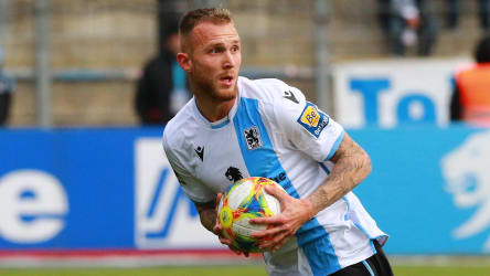 Tim Rieder hält den Ball in den Händen