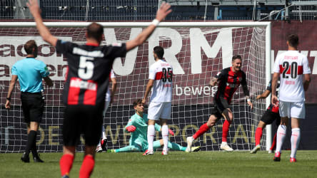 Traf wieder gegen den VfB: Manuel Schäffler (3.v.r) sicherte abstiegsgefährdeten Wiesbadenern einen Punkt.