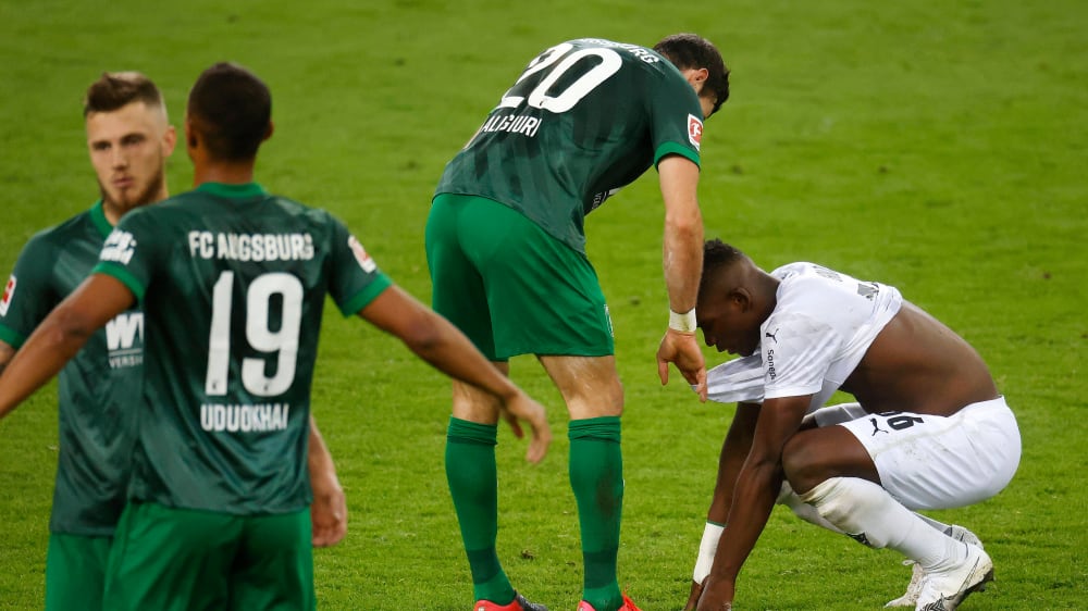 Er wurde nach dem Spiel sogar von FCA-Torschütze Daniel Caligiuri getröstet: Borussia-Stürmer Breel Embolo.