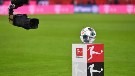 Der Bundesliga-Ball im Fokus einer Kamera