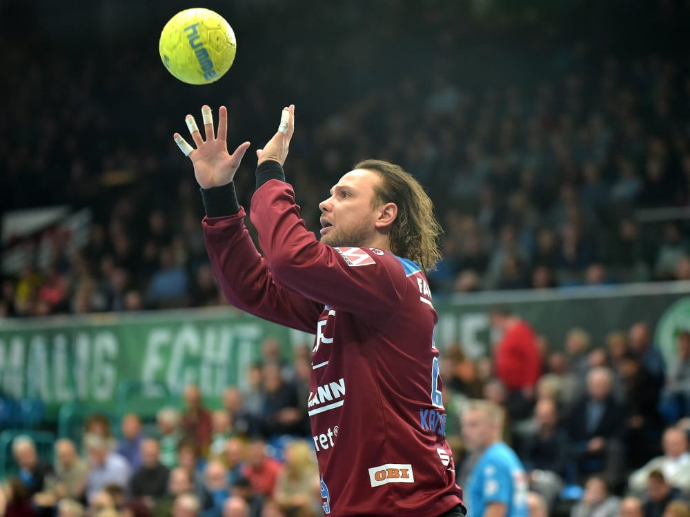 HC Erlangen Holt Simon Jeppsson Nikolas Katsigiannis Vor Absprung 