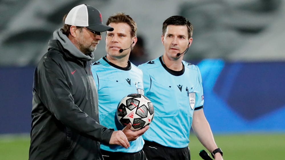 Es gab Gesprächsbedarf: Jürgen Klopp und Schiedsrichter Felix Brych nach der Partie.