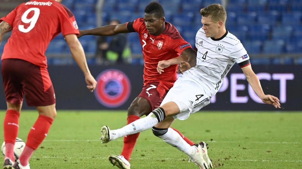 Vereinskollegen im Duell: Der Schweizer Breel Embolo gegen DFB-Auswahlspieler Matthias Ginter.