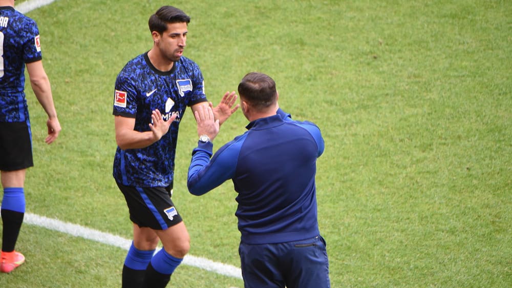 Sami Khedira klatscht mit Herthas Chefcoach Pal Dardai ab.