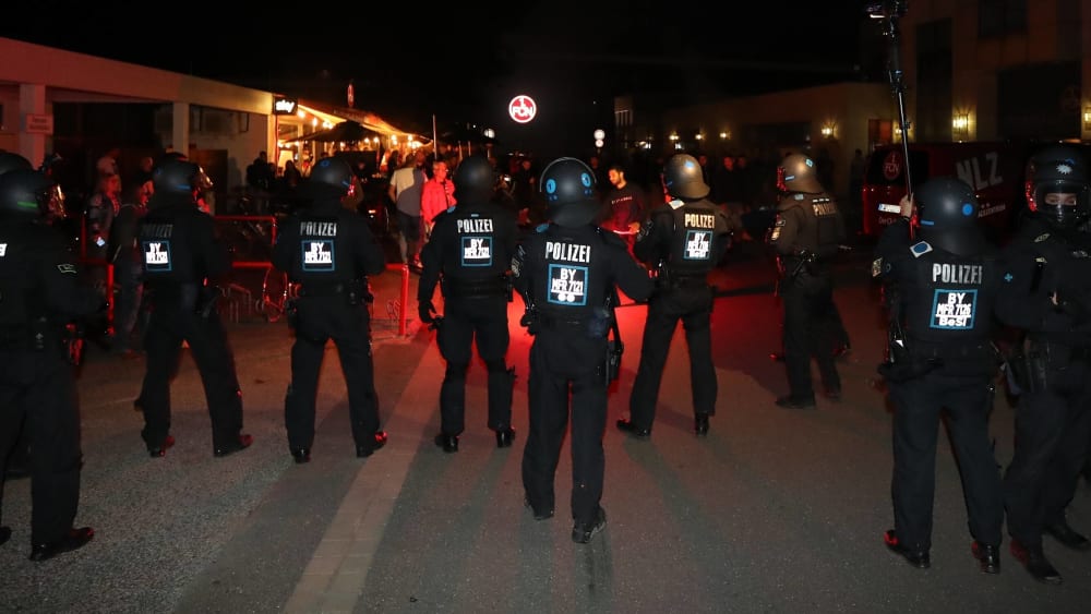 Nach dem 0:2 in Sandhausen musste die Polizei - wie hier im Juli 2020 - am Trainingsgelände des 1. FC Nürnberg eingreifen.