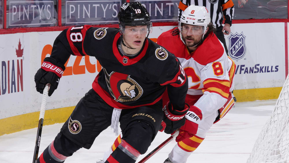 Enge Scheibenführung: Tim Stützle im Duell mit Chrisopher Tanev von den Flames.