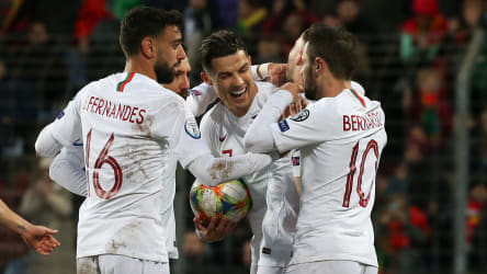Cristiano Ronaldo freut sich diebisch