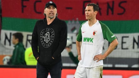 Augsburgs Trainer Martin Schmidt mit Eigentorschütze Stephan Lichtsteiner.