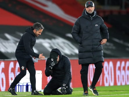 Southamptons Coach Ralph Hasenhüttl kniet vor Freude am Boden und verdeckt seine Tränen - Jürgen Klopp (re.) ist nach dem dritten Spiel in Serie ohne Sieg bedient.
