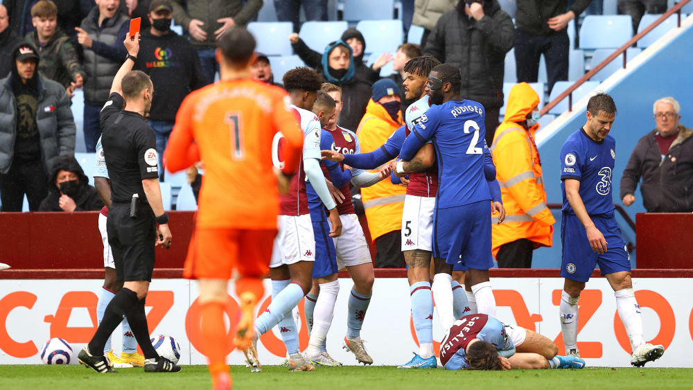 Unrühmlicher Schlusspunkt: Cesar Azpilicueta (re.) sieht die Rote Karte nach Tätlichkeit gegen Jack Grealish.