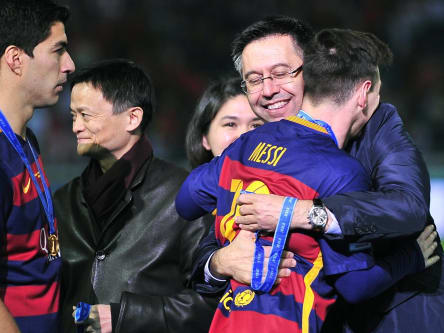 Präsident Josep Maria Bartomeu und Lionel Messi umarmen sich.