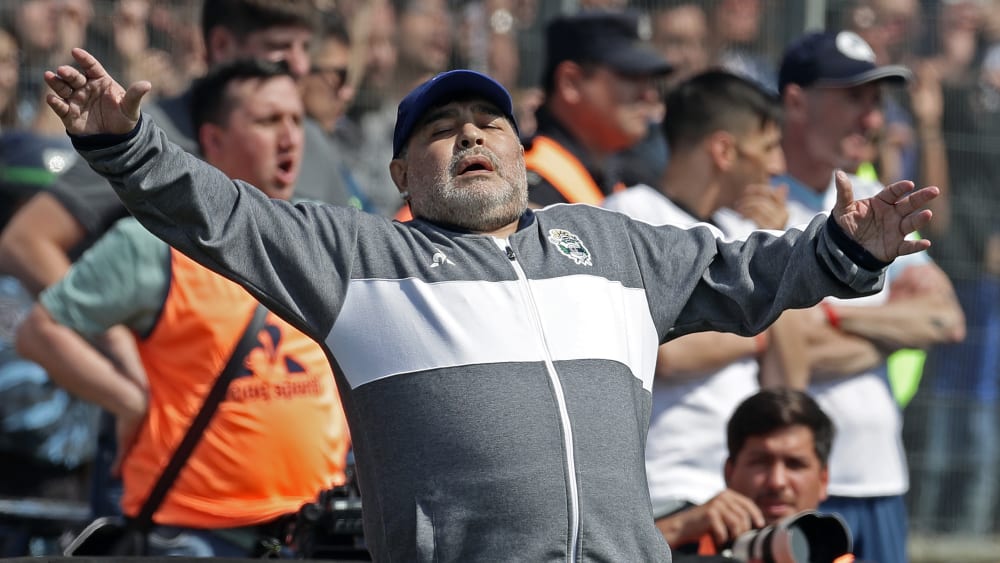 Niederlage zum Einstand: Diego Maradona am Sonntag in La Plata.