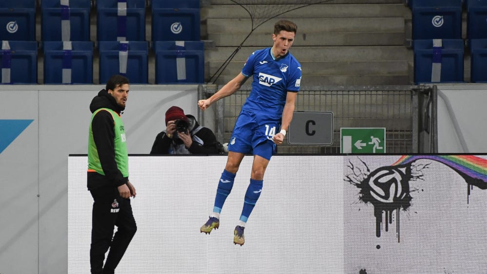 Jubelsprung: Christoph Baumgartner nach seinem Absatzkick zum 2:0.
