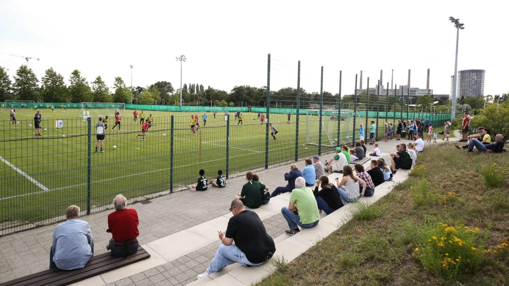 Fans des VfL Wolfsburg beim Training der Mannschaft.