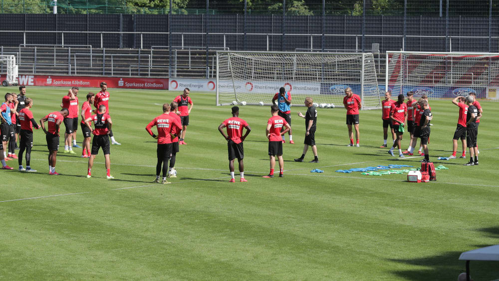 Markus Gisdol bei einer Ansprache an sein Team