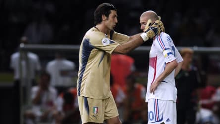 Gianluigi Buffon tröstet Zinedine Zidane.