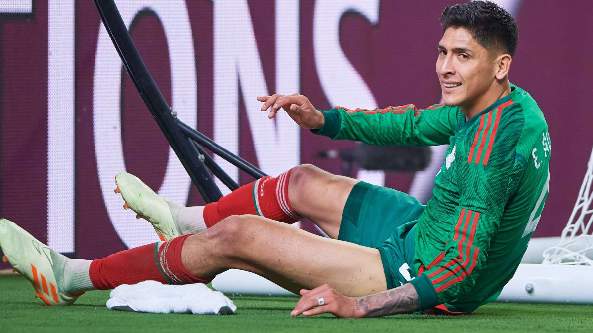 بوروسيا دورتموند يتراجع عن التعاقد مع إدسون ألفاريز بسبب القيمة المالية العالية