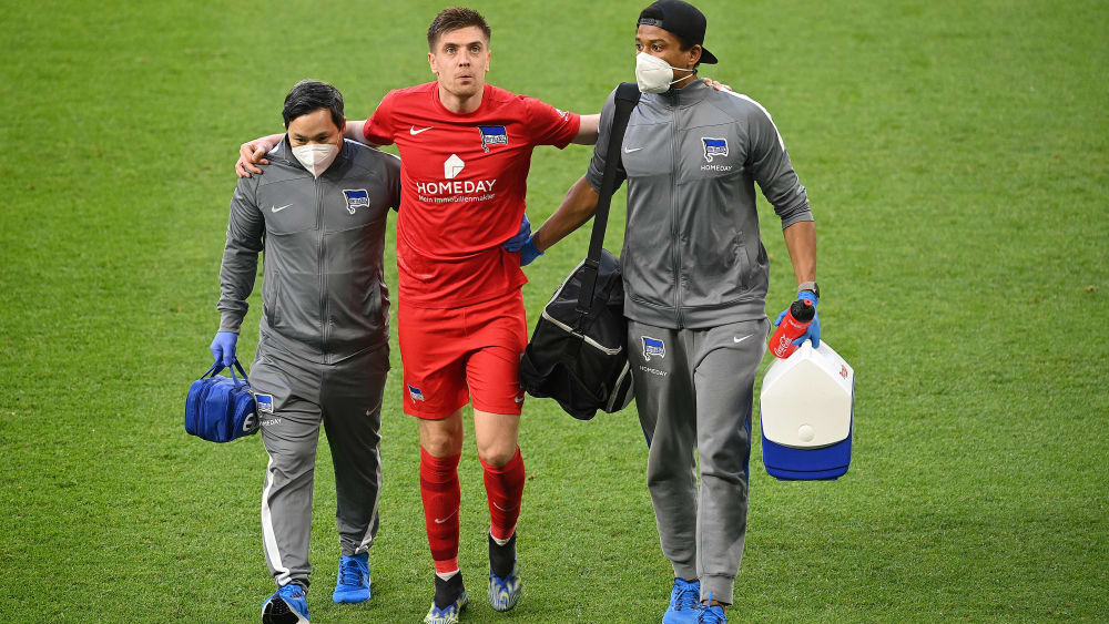 Musste gestützt vom Feld gebracht werden: Krzysztof Piatek.