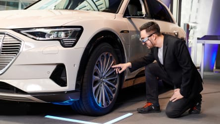 Autoverkäufer mit Datenbrille