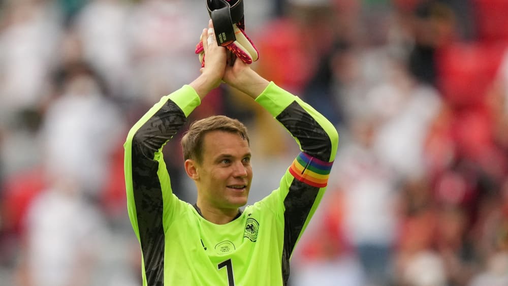 Trägt eine Kapitänsbinde in Regenbogenfarben: Manuel Neuer.