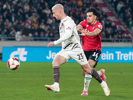 Louis Oppie (li.) ist vor Hannovers Husseyn Chakroun am Ball.
