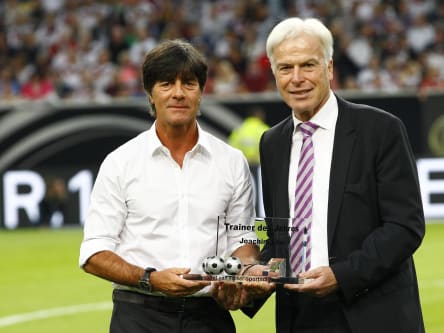 Rainer Holzschuh übergibt Bundestrainer Joachim Löw die Trophäe als Trainer des Jahres 2014