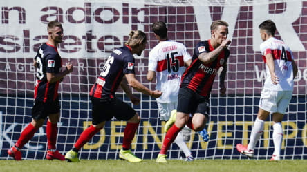 Wiesbadens Torschütze Phillip Tietz (2.v.r) jubelt über das Elfmeter-Tor zum 2:1