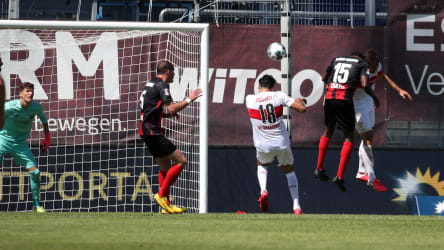 Stuttgarts Hamadi Al Ghaddioui bekommt den Kopfball von Wiesbadens Paterson Chato an die Hand.