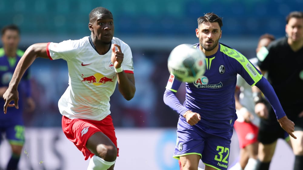 Der Ball rollt wieder in der Bundesliga: Leipzigs Nordi Mukiele und Freiburgs Vincenzo Grifo im Laufduell.