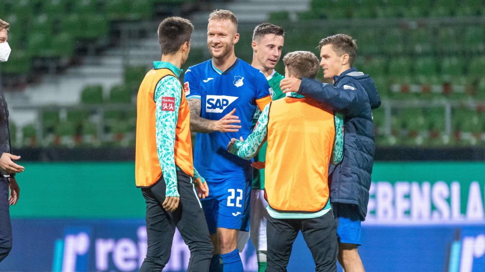 Plausch mit den ehemaligen Kollegen: TSG-Verteidiger Kevin Vogt (M.) in Bremen.
