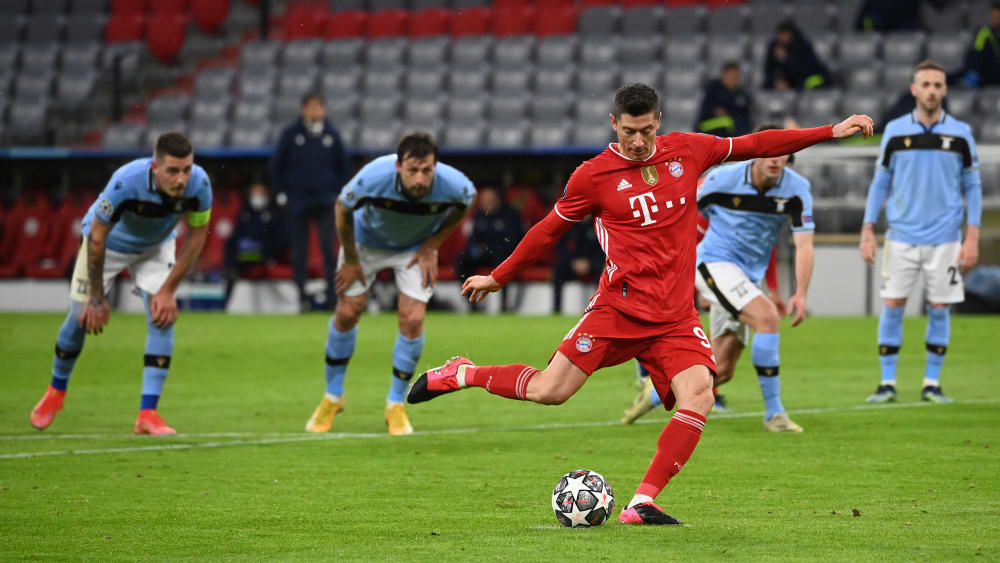 Das Führungstor: Robert Lewandowski trifft aus elf Metern zum 1:0 für die Bayern.