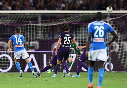 Umjubelter Held: Erick PulgaDer passt: Dries Mertens (li.) trifft sehenswert per Schlenzer in den Winkel zum 1:1. r (M.).