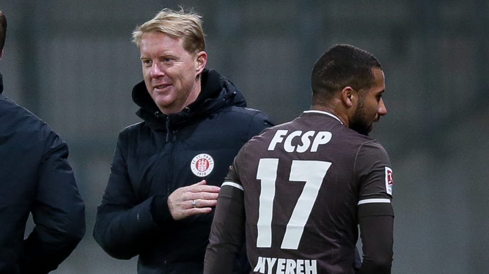 Hatte zuletzt gut lachen: St. Paulis Coach Timo Schultz, hier mit seinem Topscorer Daniel-Kofi Kyereh.
