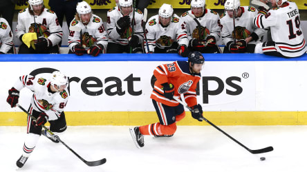 Den Puck am Schläger: Leon Draisaitl wird von der Blackhawks-Bank beäugt.