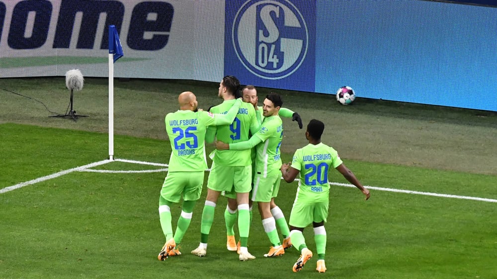 Früher Führungstreffer: Der VfL Wolfsburg bejubelt das Kopfballtor von Wout Weghorst.