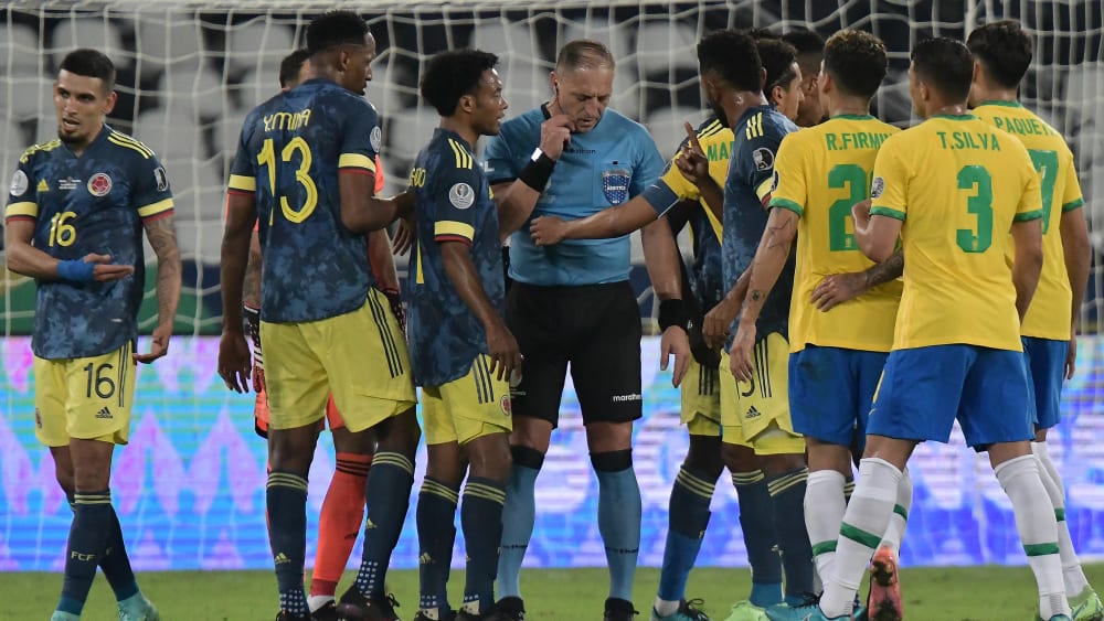 Brasilien Jubelt Spat Minutenlanger Schiri Arger Der Kolumbianer Kicker