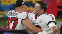 Bleiben zusammen bei den Tampa Bay Buccaneers: Star-Quarterback Tom Brady (links) und Tight End Rob Gronkowski.