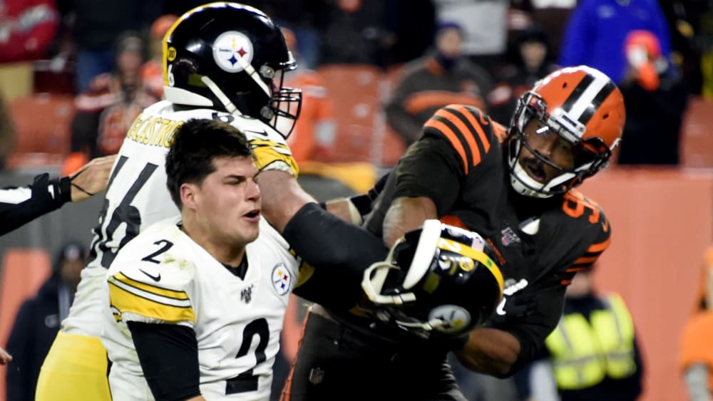 Mason Rudolph schlägt in dieser Szene auf Steelers-Spielmacher Mason Rudolph ein.