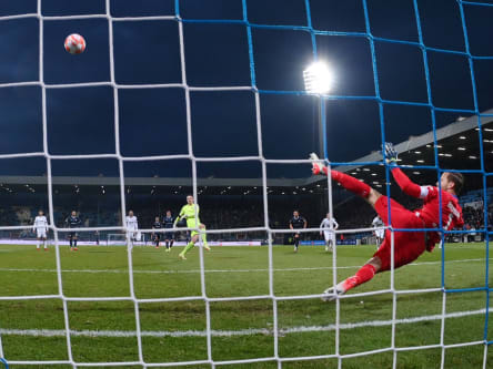VfL-Keeper Manuel Riemann schoss seinen Elfmeter in den Bochumer Himmel.