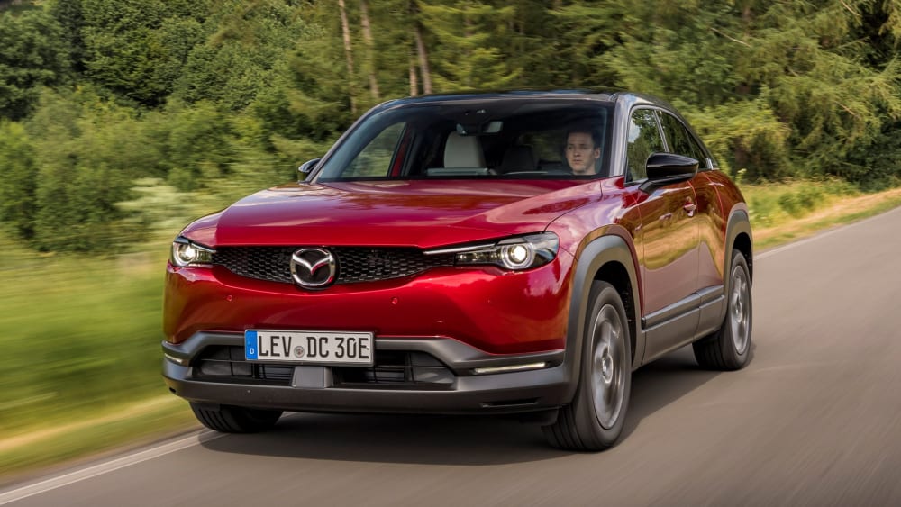 Mazda MX-30: Auch der erste Stromer des japanischen Herstellers kleidet sich - gegen Aufpreis - ins markentypische Magmarot-Metallic.