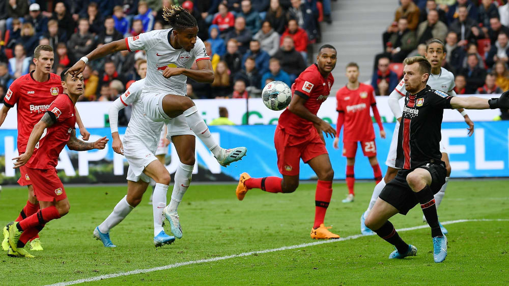 Technisch hochwertig: Leipzigs Christopher Nkunku trifft im Hinspiel gegen Leverkusens Keeper Lukas Hradecky.