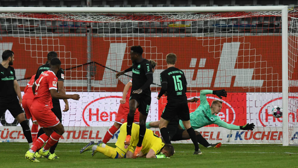 Der bittere Ausgleich: Hinter Fürths Torwart Sascha Burchert (r.) schlägt es zum 3:3 ein.