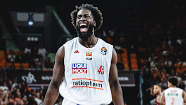 Neu Ulm, Deutschland, 27.09.26: Oluwasimisola Shittu (ratiopharm ulm) gestikuliert, gestik waehrend des Basketball Bundesliga Spiels zwischen ratiopharm ulm vs Fitness first Wuerzburg Baskets in der ratiopharm Arena am 27. September 2026 in Neu Ulm, Deutschland. (Foto von Harry Langer DeFodi Images) ratiopharm Arena, Germany, 27.09.26: Oluwasimisola Shittu (ratiopharm ulm) gestures during the Basketball Bundesliga match between ratiopharm ulm vs Fitness first Wuerzburg Baskets at Neu Ulm on September 27, 2026 in ratiopharm Arena, Germany. (Photo by Harry Langer DeFodi Images) (Photo by Harry Langer DeFodi Images) - *** Neu Ulm, Germany, September 27, 2026-Oluwasimisola Shittu of ratiopharm Ulm gestures, gesturing during the Basketball Bundesliga game between ratiopharm ulm and Fitness First Würzburg Baskets at the ratiopharm Arena on September 27, 2026, in Neu Ulm, Germany. Photo by Harry Langer, DeFodi Images, ratiopharm Arena, Germany, September 27, 2026: Oluwasimisola Shittu of ratiopharm Ulm gestures during the Basketball Bundesliga match between ratiopharm Ulm and Fitness First Würzburg Baskets in Neu Ulm on September 27, 2026 at the ratiopharm Arena, Germany. Photo by Harry Langer, DeFodi Images. Photo by Harry Langer, DeFodi Images