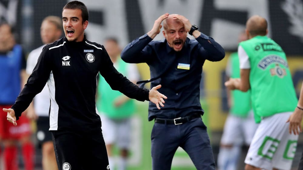 Fassungslos: Graz-Coach Nestor El Maestro (Mi.) schlägt die Hände über den Kopf zusammen.
