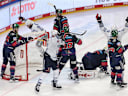 Luke Esposito und Mannheimer jubelt nach Tor zum 3:4 Freude Emotion Jubel Eishockey Penny DEL Deutsche Eishockey Liga Play Off Finale um Deutsche Meisterschaft 4.Spiel Saison 2025 2026 30.04.2026 EHC Eisbären Berlin EBB vs. Adler Mannheim *** Luke Esposito and Mannheimer cheer after scoring 3 4 Joy Emotion Cheering Sport Ice Hockey Penny DEL German Ice Hockey League Play Off Final for German Championship 4 Game Season 2025 2026 30 04 2026 EHC Eisbären Berlin EBB vs Adler Mannheim