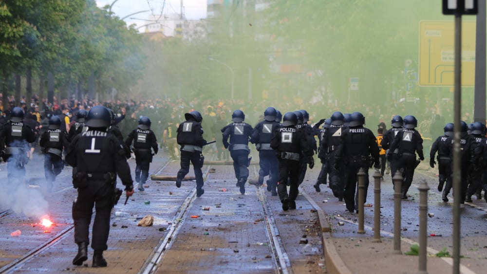 Die Polizei war ab der 70. Minute des Dynamo-Spiels außerhalb des Stadions gefordert.
