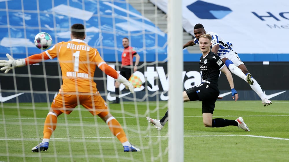 Einer seiner zwei guten Abschlüsse: Jhon Cordoba traf zunächst den Pfosten und in dieser Szene das Außennetz.