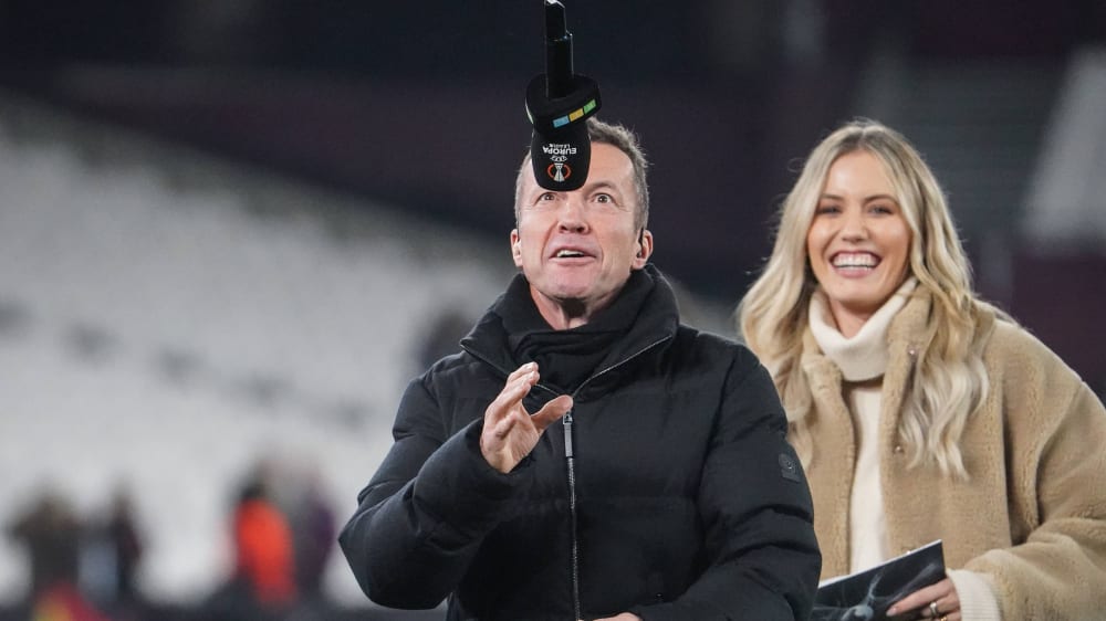 Beobachtet von Laura Papendick jongliert Lothar Matthäus mit einem Mikrofon.