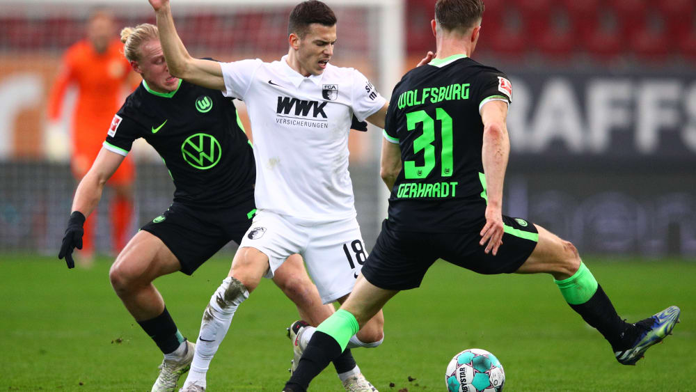 Ordentliches Debüt: Laszlo Benes gegen die Wolfsburger Xaver Schlager und Yannick Gerhardt.
