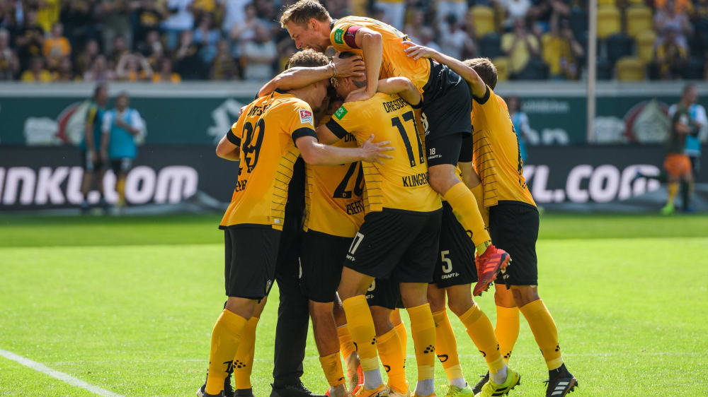 Jubel in gelb: Dresden freut sich über den Treffer zum 1:0 - und wenig später über den ersten Saisonsieg.